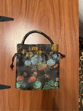 Floral Embroidered Satin Drawstring Handbag - Black